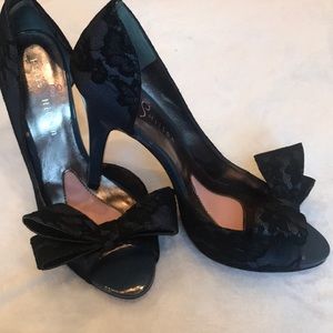 Paris Hilton stiletto heels navy and black lace 8M red outsole